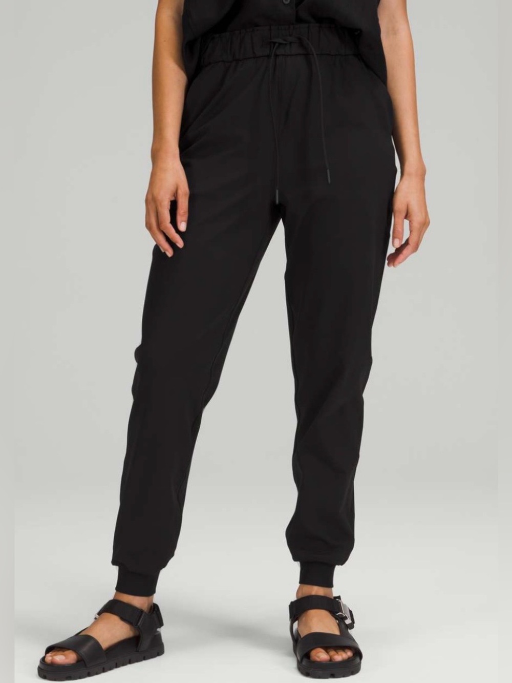 Lululemon Women’s Stretch High-Rise Jogger Black
Size 4
